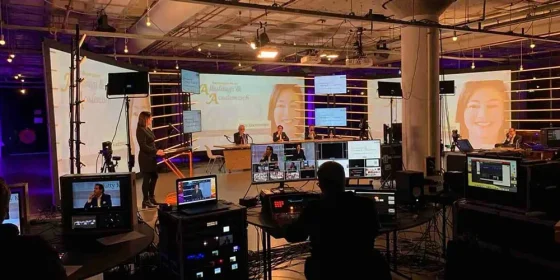 Regieopstelling met monitoren voor een studiodecor met schermen.